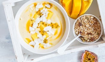Mango passievrucht ontbijt